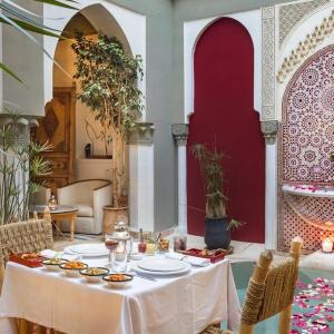 Riad LOU, 5 bedrooms, private 12 p, pool, hammam