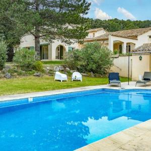 Près d'Avignon élégante villa avec vue