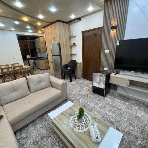 شقه مفروشه حديثة ذات أطلالة جميلة ومكان هادئ