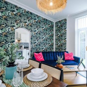 #17 Walk to Anfield Stylish House - for 12- Perfect for contractors and families - free street parking