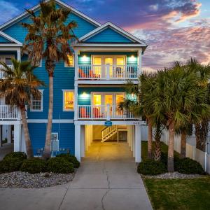 Spacious Home - 2MinWalkToBeach - HeatedPVTPool - BeachGear - GamesGalore