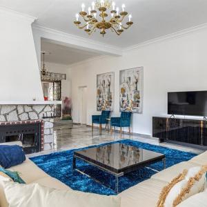 Luxury villa with tennis & pool