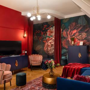 Decadent Art Deco Balcony Apartment in Old Town