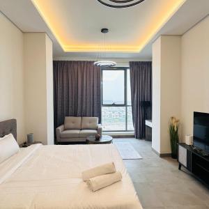 Upscale Apartment at Oval Tower Near Downtown with Balcony and Parking by Belvilla