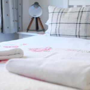 Spacious City Centre Apartment Bath