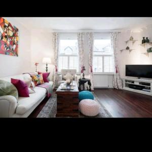 Sunny room with private bath & terrace in Clapham Junction minutes from Victoria, Waterloo, Gatwick