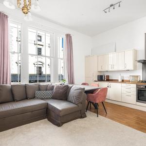 Stylish Open-Plan Living Gem in Victoria Pass the Keys