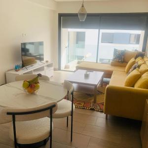 Appartement avec deux Chambres, Salon, Salles de Bain et Piscine