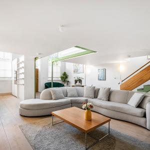 Schoolbell Mews full 3 bedroom 2 bathroom architect designed mews house Fabulous Bow, Victoria Park Location