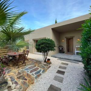 Stylish & idyllic Finca with private garden 5 min walking from South Beach Barcelona in Gava Mar