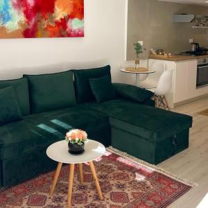 Green Cozy Home City Center by PikHost