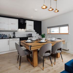 Flatzy - Prime City Apartment with Free Parking & Ping Pong Table