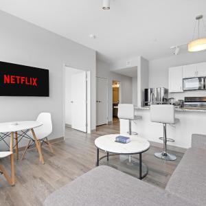 Luxe Condo in Downtown Cleveland l Free Parking l 2 TV's