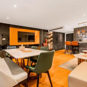 Upscale 3BR Apt w balcony, 3min railway station