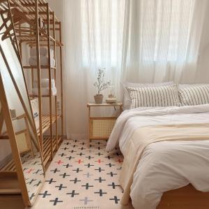 Gangnam 23, 3 minutes walk from Sinnonhyeon Station, airport bus, 1st floor, emotional accommodation, sleeps 5, Netflix, WiFi