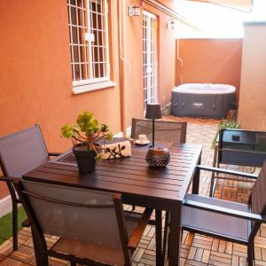 Welcoming Vatican Garden Home - with Hot Hub