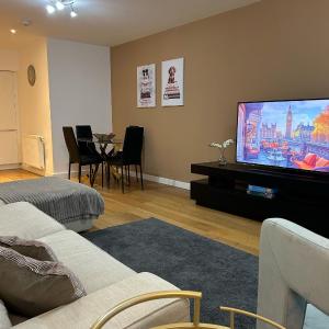 Modern 2-Bedroom Flat Near Wembley - 9 Minutes from Park Royal Station