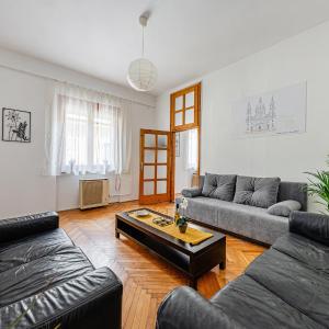 Heart of the City - spacious apartment with AC -by Astoria