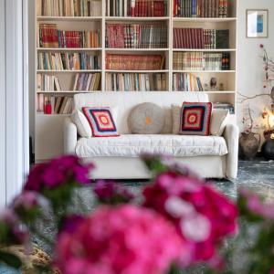 Florou's art-gallery apartment, Kypseli