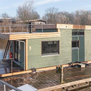 Geräumige, hochwertiges Hausboot PETITE mit Kamin