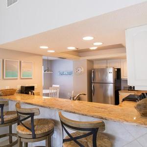 Updated 2BR, 2nd floor condo on Siesta Key - tennis and pickleball, private beach access