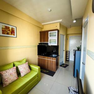 Apt Green Pramuka Tower O With Pool, Wi-Fi & Netflix by Damaresa
