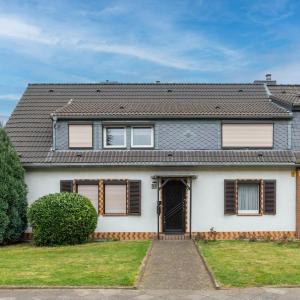 Cozy villa with garden, balcony and parking area in Düsseldorf