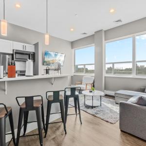 Modern 1 Bedroom Apartment with 2 TVs Fast WiFi and Free Parking