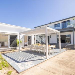 Robinson Retreat with Beach Bungalow, 3 Robinson St - air con, 2 kitchens, 6 bedrooms, 4 bathrooms