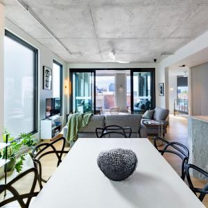 Upscale Collingwood Retreat - High-End Apartment with Car Park