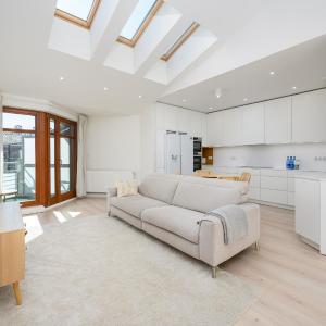 Classy White by OneApartments