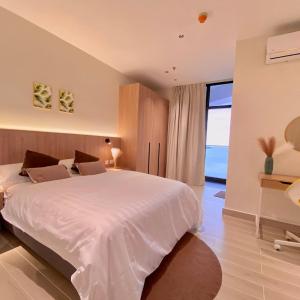The Shore, Corner Unit with seaview & Cityview