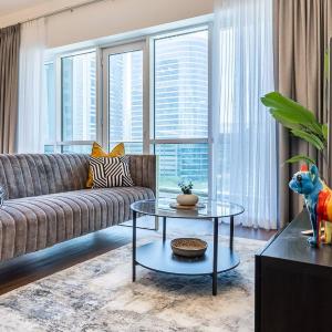 Spacious Luxe Studio Near Metro