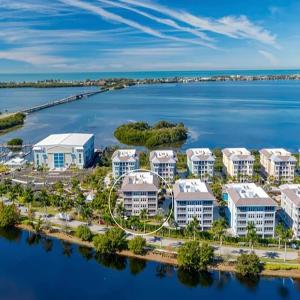 Stunning waterfront 3 BR condo with amazing views - A Wave from it all