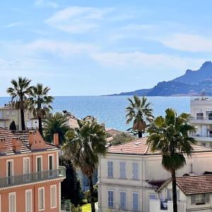 Luxury Appartment with terrace and side sea view