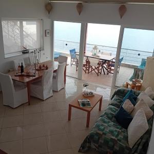 Beach Artemisia Malibu style town house sleep 6