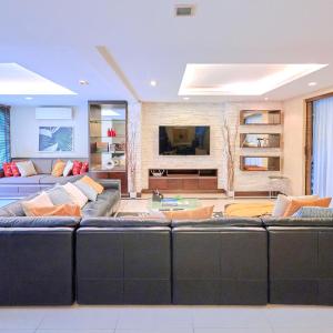 Low-Rise House for Groups Near BTS & EmDistrict For Spacious Cozy Stay