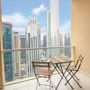 Lake Views Stunning Studio l 1 Min Walk to Metro