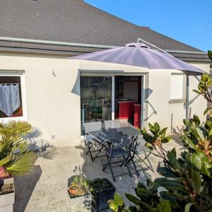 Derrière l'étang- maison moderne