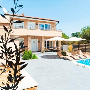 VILLA TWINS Sukošan with heated pool