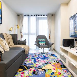 Uptown Parksuites Sky Garden Flr Bright Airy 2 BR balcony