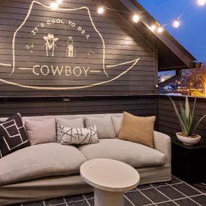 Modern Cowboy - Private Balcony - Mins To Broadway