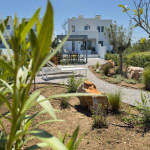 The Nine Graces- Chloe, Charming Naxos Home with Pool & Garden