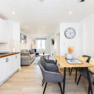 Bright 2-Bedroom London Home with Garden, Free Parking, Smart TVs near Thames Riverside and Canary Wharf