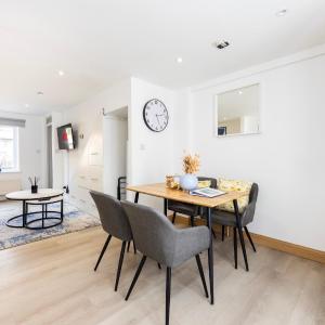 Stylish 2BR Home Near Canary Wharf with Garden & Free Parking