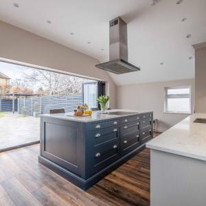 FAMILY FRIENDLY ESCAPE IN ETON, COUNTRYSIDE VIEWS with Hot Tub