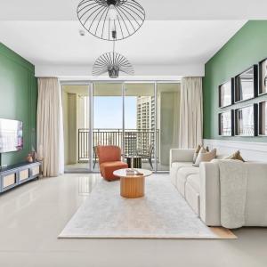 Large 1BR with Gym and Pool in Iconic Tower