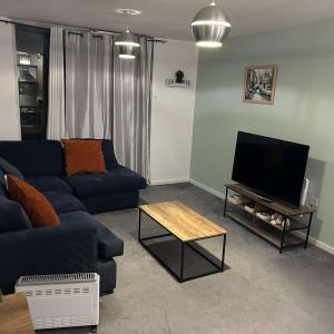 Cozy 2 Bed Apartment with Balcony Etihad Views, Steps from Coop Live