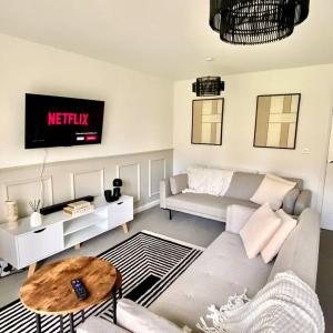 Newcastle Spacious 3-bedroom Semi-detached House with Parking, Sleeps 8, by URBAN PINNACLE STAYS