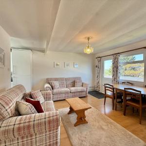The Look Out, A 2 Bedroom Chalet with Allocated Parking